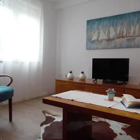 Lena Apartman Pula